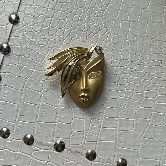 Vintage gold theater mask brooch - Picture 3 of 7
